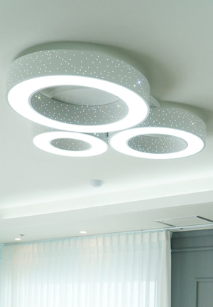 ON/OFF 스위치로 3가지 조명 색상 변환이 가능한 원형 올라운드 LED 125W 거실등 천장등 실내등